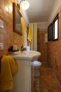 een badkamer met een wastafel en een toilet bij Salento d a mare in Torre Pali 