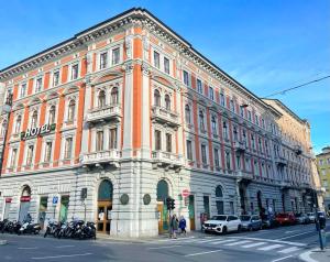 un gran edificio en la esquina de una calle en Perfect Stay Apartments, en Trieste