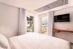 Кровать или кровати в номере Kantouni Beach Boutique Hotel
