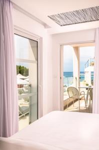 Кровать или кровати в номере Kantouni Beach Boutique Hotel