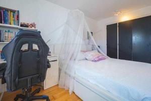 1 dormitorio con cama, escritorio y silla en Árbol Blanco, en Llanera