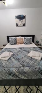 ein Schlafzimmer mit einem großen Bett mit Kissen darauf in der Unterkunft Seby Studio in Constanţa