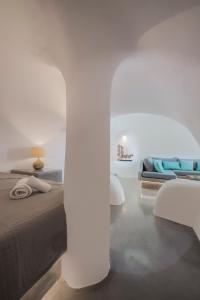 Postel nebo postele na pokoji v ubytování AQUA SERENITY LUXURY SUITES SANTORINI + 37 fotografií