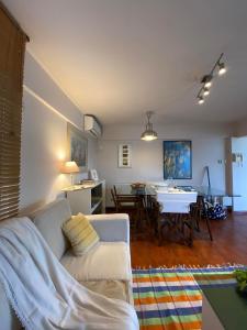 ein Wohnzimmer mit einem Sofa und einem Tisch in der Unterkunft Sacred Way rooftop apartment in Athen