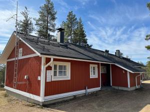 una casa roja con techo rojo en Castillo Hirvas 7, en Saariselkä