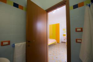 A bathroom at B&B Fiori Gialli Caucana