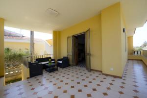 A balcony or terrace at B&B Fiori Gialli Caucana