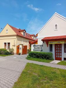 費爾特拉科甚的住宿－Szentesi Panzió，带有家庭护林站标志的建筑