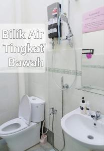 ein Bad mit einem WC, einer Dusche und einem Waschbecken in der Unterkunft StayLena Klebang Melaka Homestay - Musliem Unit in Malakka