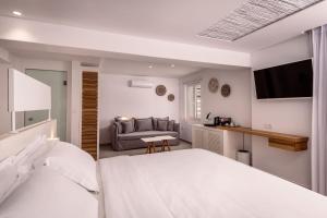 Кровать или кровати в номере Kantouni Beach Boutique Hotel