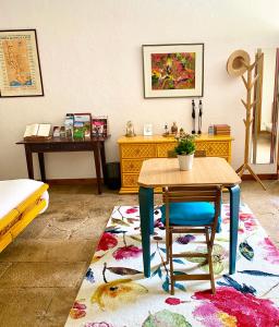 sala de estar con mesa y escritorio en "LE JARDIN" Chambre de charme, piscine à Meursault, en Meursault