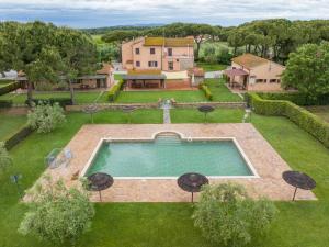 una vista aérea de un patio con piscina en Isolotto - Appartamento Quercia, en Piombino