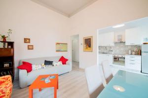 uma sala de estar com um sofá e uma mesa em Giglio di Mare, Darsena Viareggio em Viareggio