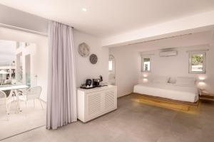Кровать или кровати в номере Kantouni Beach Boutique Hotel