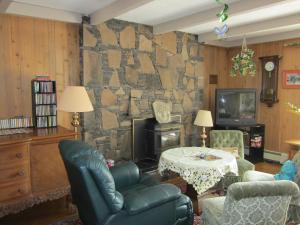 Gallery image of The Cozy Cubbyhole B&B in One Hundred Mile House