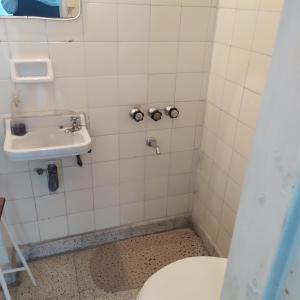 ein Badezimmer mit Waschbecken und Toilette in der Unterkunft Depto. Alvear 972 in San Salvador de Jujuy
