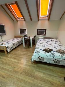 2 Betten in einem Zimmer mit Oberlichtern in der Unterkunft Bulevar Apartments in Požarevac