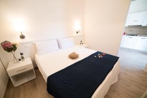 una camera da letto con un letto con un cappello sopra di Appartamento Iremar C4 - MyHo Casa a Vieste