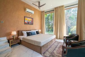 Katil atau katil-katil dalam bilik di StayVista at Estate 10 by Tarika - Luxury 4BR with Outdoor Pool and Lawn, ideal of events in Delhi +23 gambar