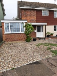 uma casa com uma entrada de cascalho em frente em Mildenhall Suffolk em Mildenhall