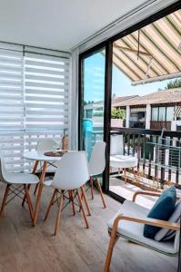 ein Wohnzimmer mit einem Tisch und Stühlen auf dem Balkon in der Unterkunft T2 Proche Capelan -parking privé gratuit - wifi in Bandol