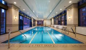 een groot binnenzwembad in een gebouw bij Modern 2 BR with Rooftop Lounge in New York