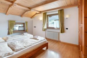 - une chambre avec 2 lits et 2 fenêtres dans l'établissement Chalet Anna Botton d'oro, à Livigno