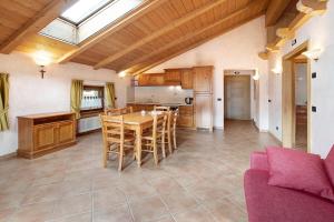 a kitchen with a table and chairs in a room at Chalet Anna Botton d'oro in Livigno
