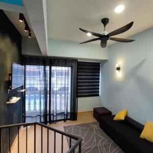 sala de estar con ventilador de techo y sofá en HOMESTAY WEE INN JB en Johor Bahru