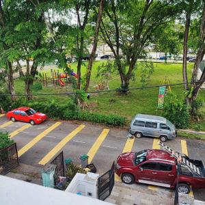 un grupo de autos estacionados en un estacionamiento en HOMESTAY WEE INN JB en Johor Bahru