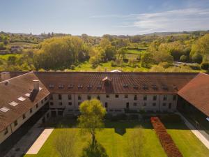 an aerial view of a building with a courtyard at IBERIK Augas Santas Balneario & Golf in Pantón