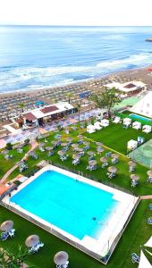 ein Luftblick auf ein Resort mit Pool und Strand in der Unterkunft La Barracuda in Torremolinos