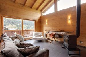 A seating area at Chalet, charme et authenticité