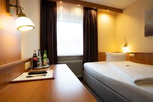 Postel nebo postele na pokoji v ubytování Hotel Zum Prinzen Sinsheim