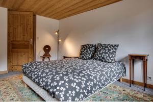 A bed or beds in a room at Chalet, charme et authenticité