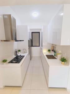 Rooftop Pool, Up to 8 Pax, 2 Bedrooms, 2 Bathrooms, 2 Car Parks by Star Home في جورج تاون: مطبخ أبيض مع دواليب بيضاء ومغسلة