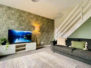 TV a/nebo společenská místnost v ubytování uSnooz - Cosy house, 2 bed, parking