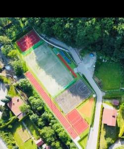 Tenis alebo squash v ubytovaní Chatka pod lasem Szczyrk alebo jeho okolí
