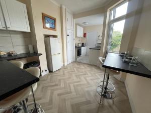 Cuisine ou kitchenette dans l'établissement Stunning 1 Bedroom Home