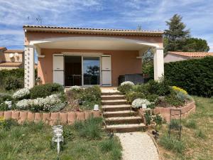 a small house with a staircase in front of it at La paisible du Verdon in Vinon-sur-Verdon