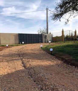 une cour avec une clôture et quelques balles au sol dans l'établissement Quinta campò chalet, à Alcantarilha