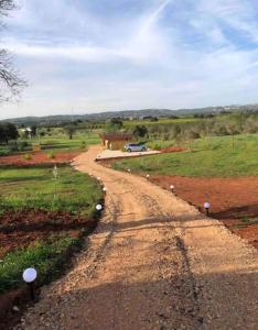 a dirt road in the middle of a field at Quinta campò chalet in Alcantarilha