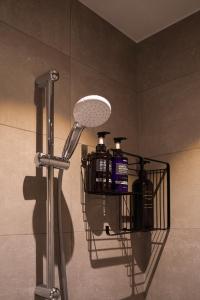 ein Badezimmer mit einem Kleiderständer mit Seife und Shampoo in der Unterkunft Apartment in Kesterciems in Ķesterciems