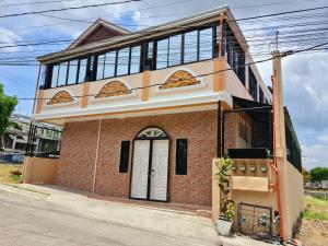 Un edificio con muchas ventanas. en Cozy BNB - Unit G en Batangas