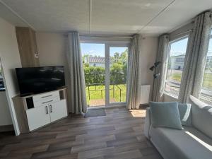 Un televizor și/sau centru de divertisment la NV 1013 - Beach Resort Nieuwvliet Bad