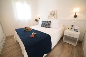 una camera con letto e tavolo blu di Appartamento Iremar D1 - MyHo Casa a Vieste