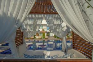 Бассейн в Palmonte Suites Hotel & SPA или поблизости