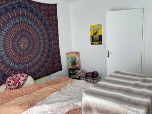 維勒瑞夫的住宿－Maison 6 chambres Paris，卧室配有一张床铺,墙上挂着大地毯