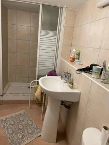 維勒瑞夫的住宿－Maison 6 chambres Paris，浴室配有盥洗盆、卫生间和浴缸。