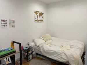 a bedroom with a unmade bed in a room at Maison 6 chambres Paris in Villejuif